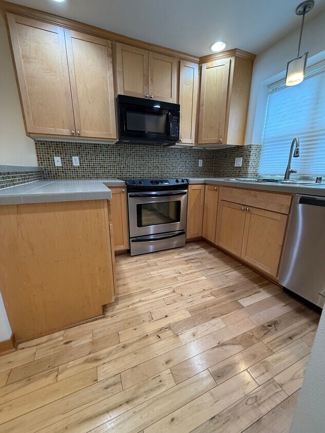 Foto principal - Highland Park Townhome w/ 3BR/2BA at over ...