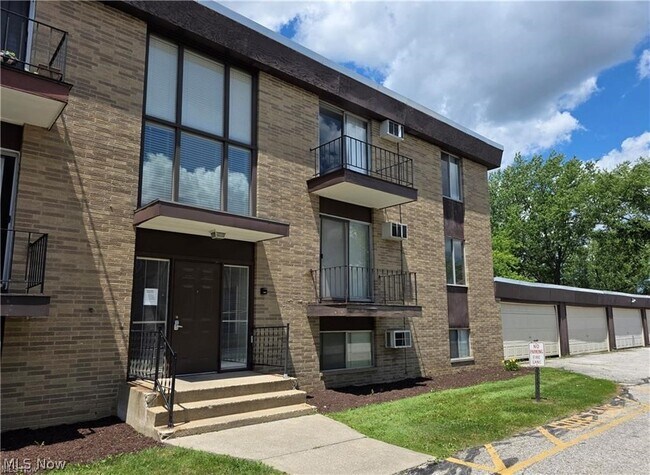 Foto del edificio - 16101 Maple Park Dr