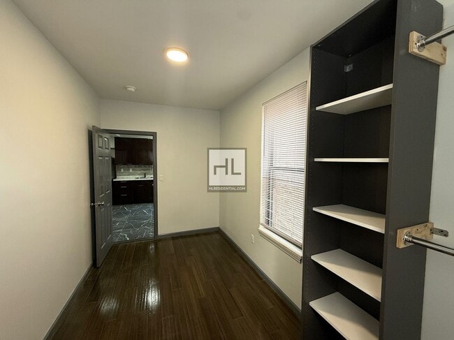 Foto del edificio - Brighton Beach 3BR | 30 Seconds to B/Q Train + Beach Access | Renovated Apartment