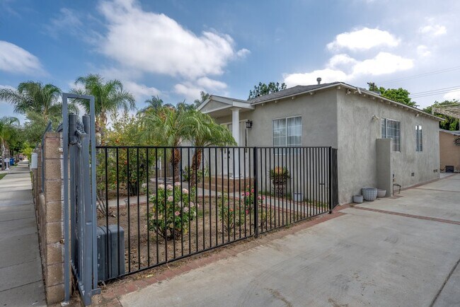 Building Photo - 6506 Teesdale Ave