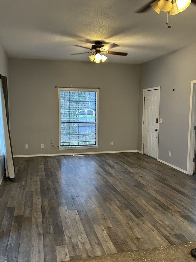 Foto del edificio - AVAILABLE NOW! 3Bedrooms 1 1/2Bathrooms - You Really Should Check This One Out!