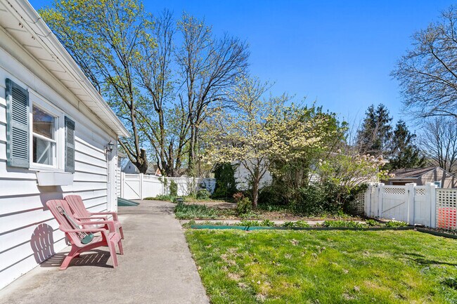 Building Photo - 1300 W Kings Hwy