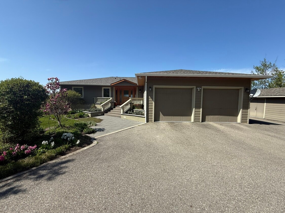 Primary Photo - 996 Galiano Rd