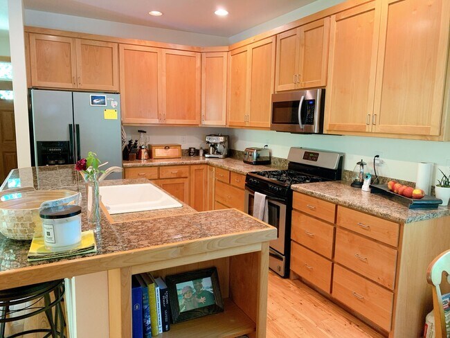 Building Photo - 4 bdrm/2.5 bath Custom Home on the Southside