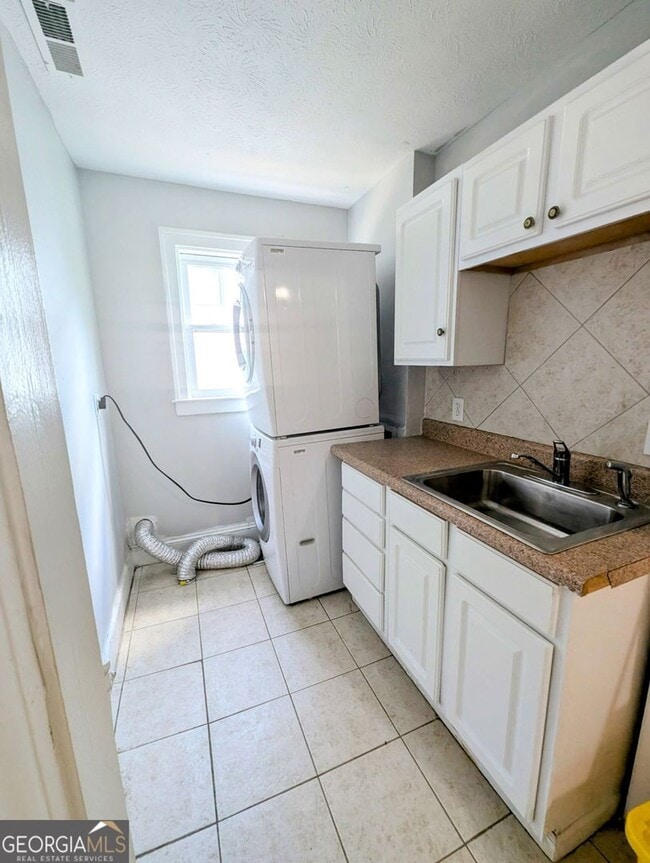 Building Photo - Charming Cottage with 5 bedrooms