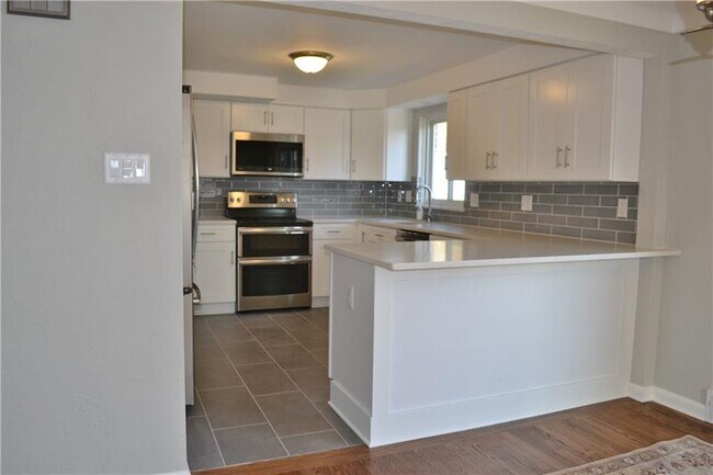 Building Photo - 3339 Woodland Dr