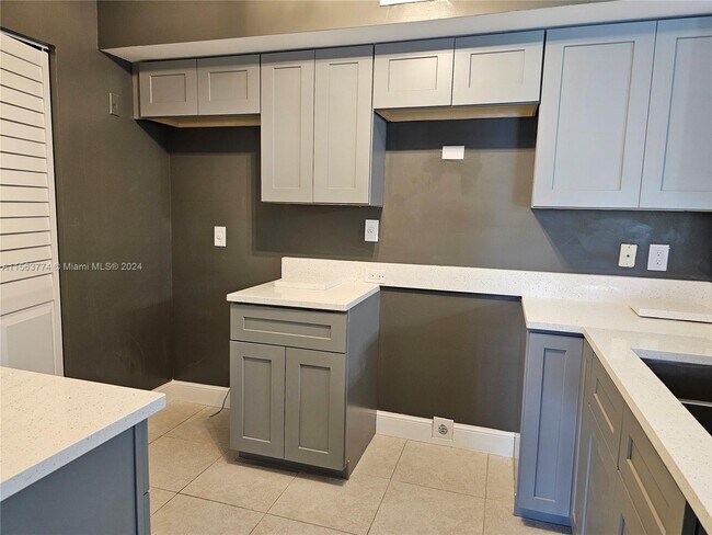Foto del edificio - 2051 Renaissance Blvd