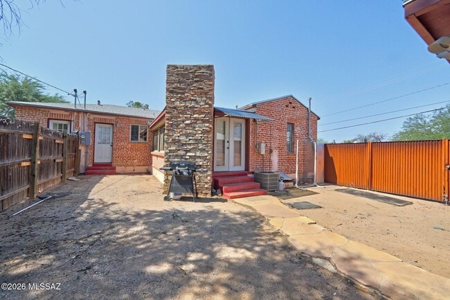 Building Photo - 1202 N Tucson Blvd