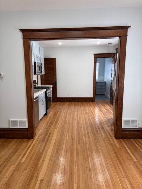 Vista desde la sala de estar hacia la cocina. - 623 Pierce St NE