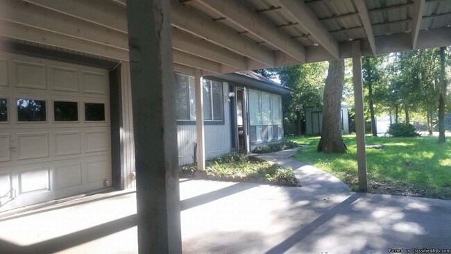 Building Photo - 811 Plum Tree