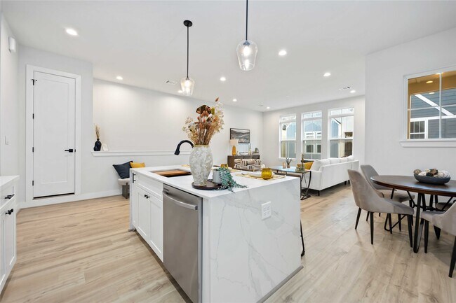 Building Photo - 6109 Campos Dr