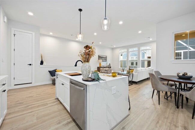 Foto del edificio - 8020 Westglen Dr