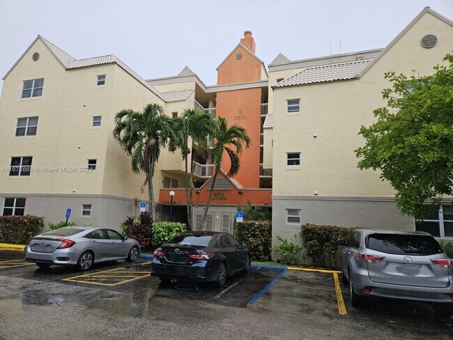 Foto del edificio - 8373 Lake Dr