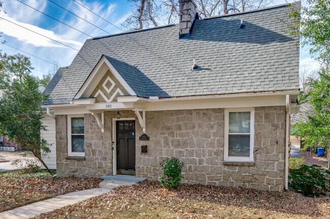 Foto del edificio - Leasing Now! - Charming 3-Bed, 2-Bath Stone Cottage in Shandon/Wales Garden - Walk to 5 Points!