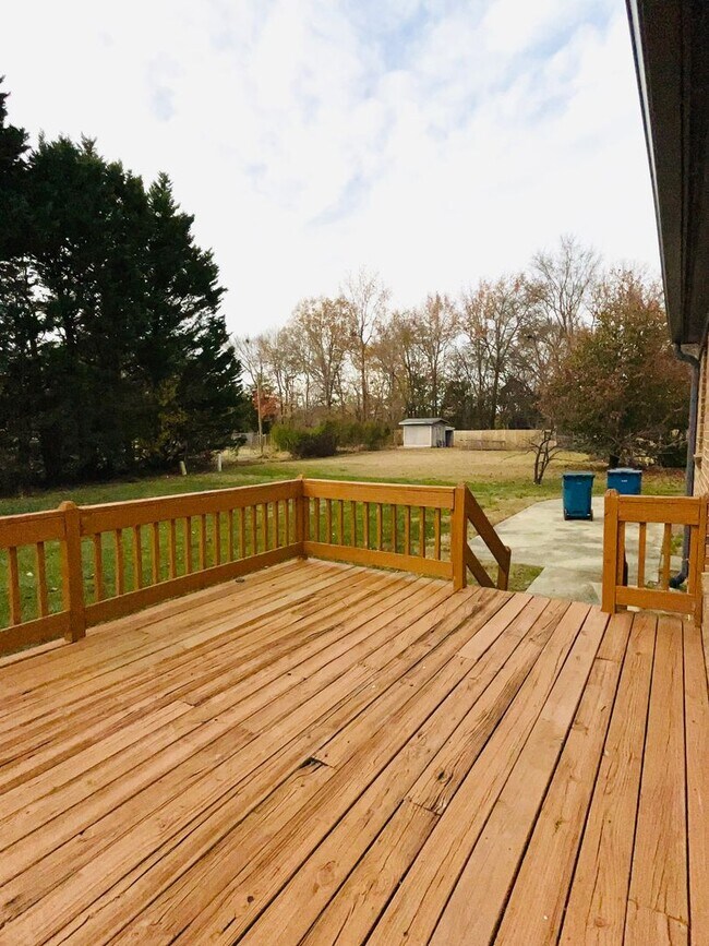 Foto del edificio - 3 Bedroom Home With Large Bonus Room Convenient to US 421