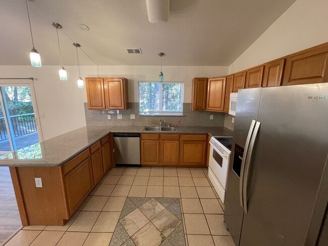 Building Photo - 3 bedroom 2 bath home in Magalia, attached...