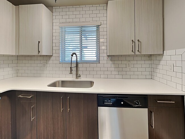 Foto del edificio - 880 N Highland Ave NE