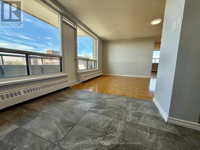 Photo du bâtiment - 363 Lakeshore Rd E