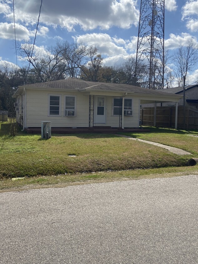 Frente de casa con estacionamiento cubierto. - 2975 Pecos St