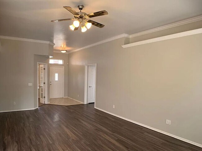 Foto del edificio - Spacious 4-Bedroom Home | Fenced Yard & 2-Car Garage