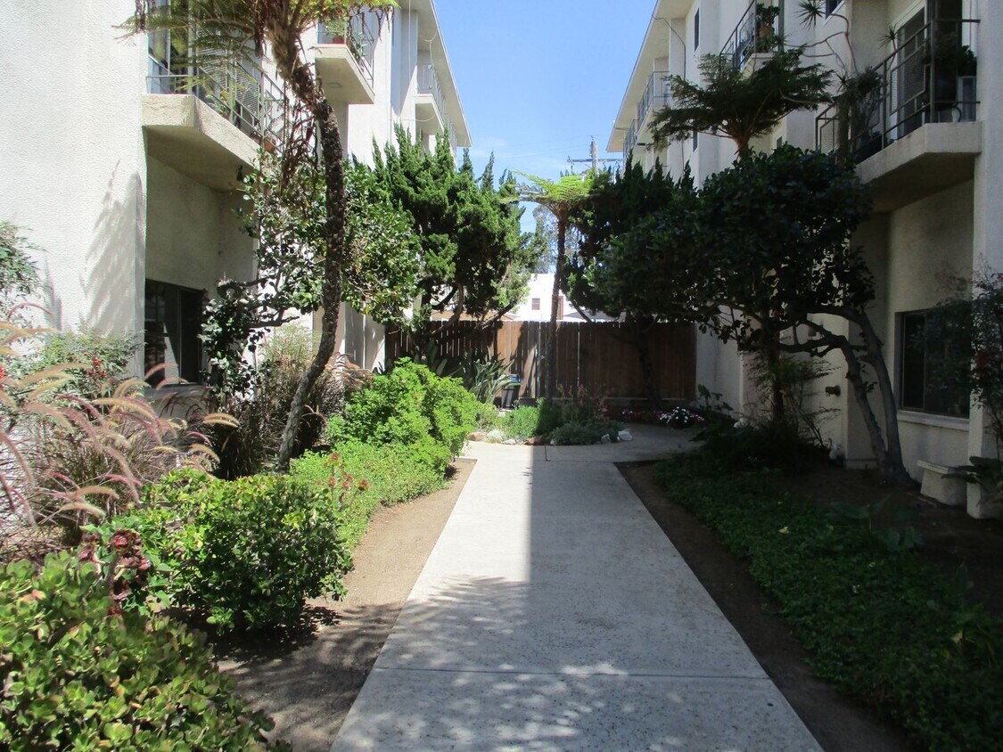 Primary Photo - Desirable Park Blvd 1 Bdr 1 Ba 3rd Floor C...
