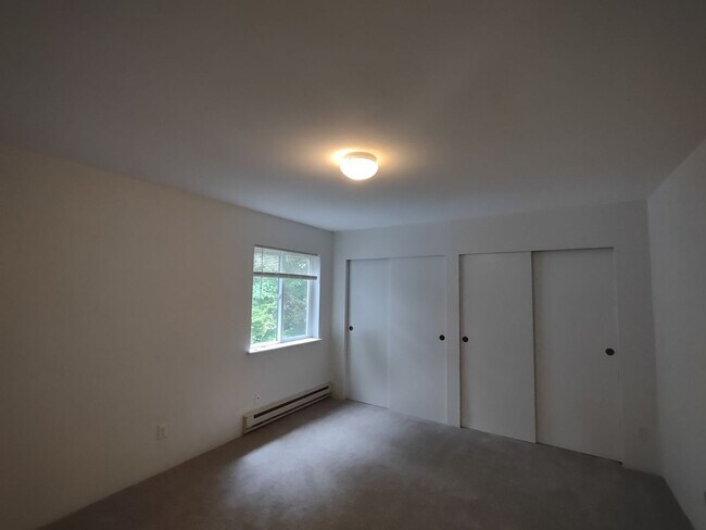 Foto del edificio - 3 BR, 2 BA unit in QUITE 4 plex. Storage & W/D included