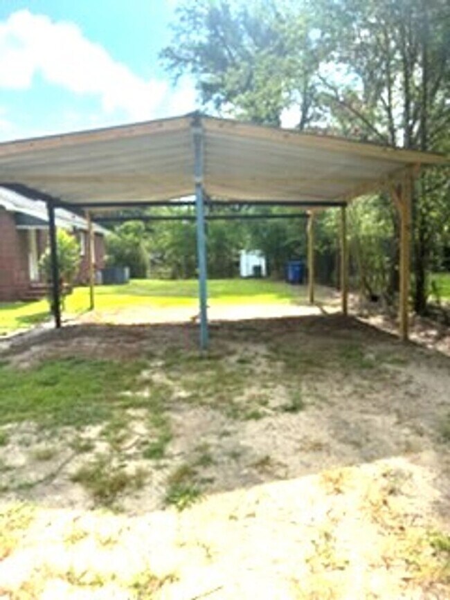 Building Photo - 3802 Woodland Dr