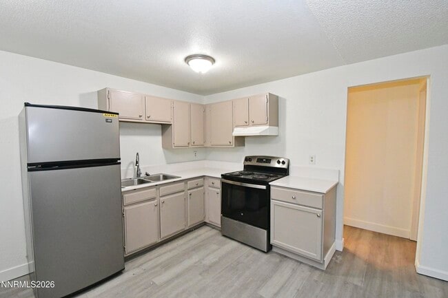 Building Photo - 1140 E St