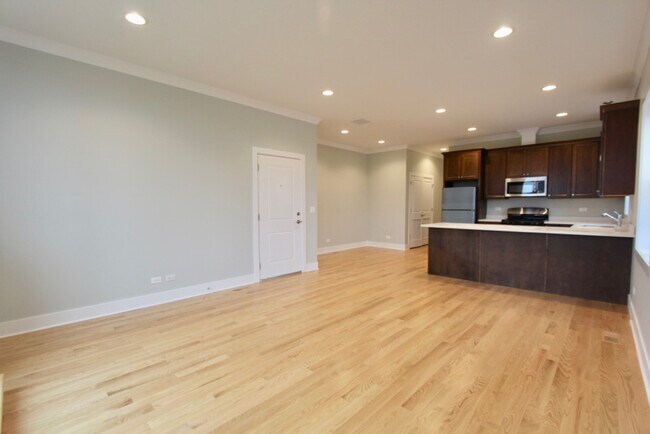 Foto del edificio - 5673 W Higgins Ave