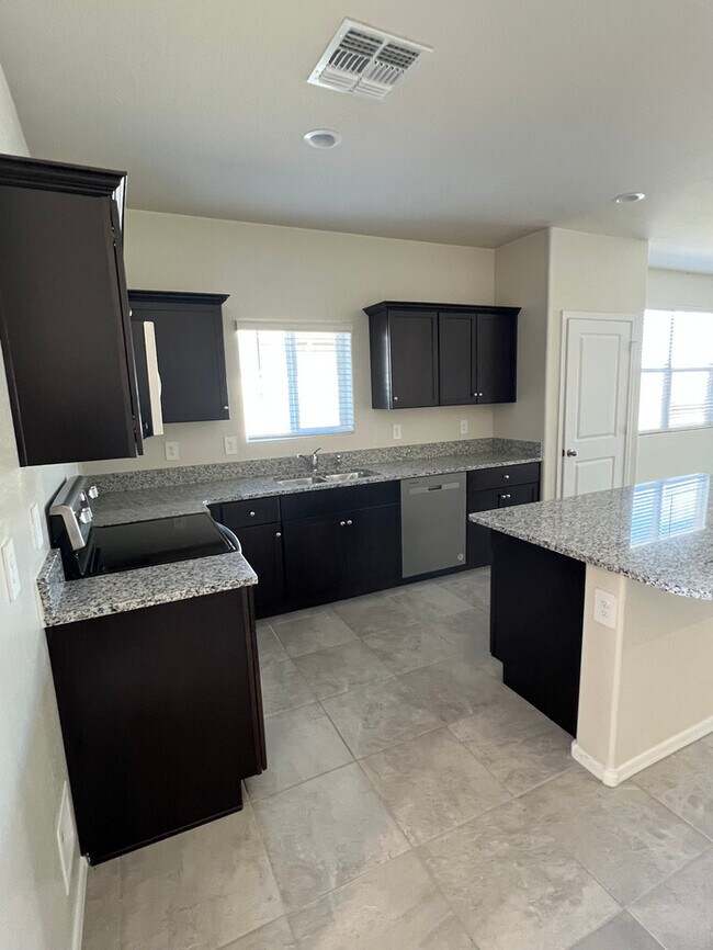 Building Photo - Spacious 4 Beds, 2 Baths home in Estrella ...