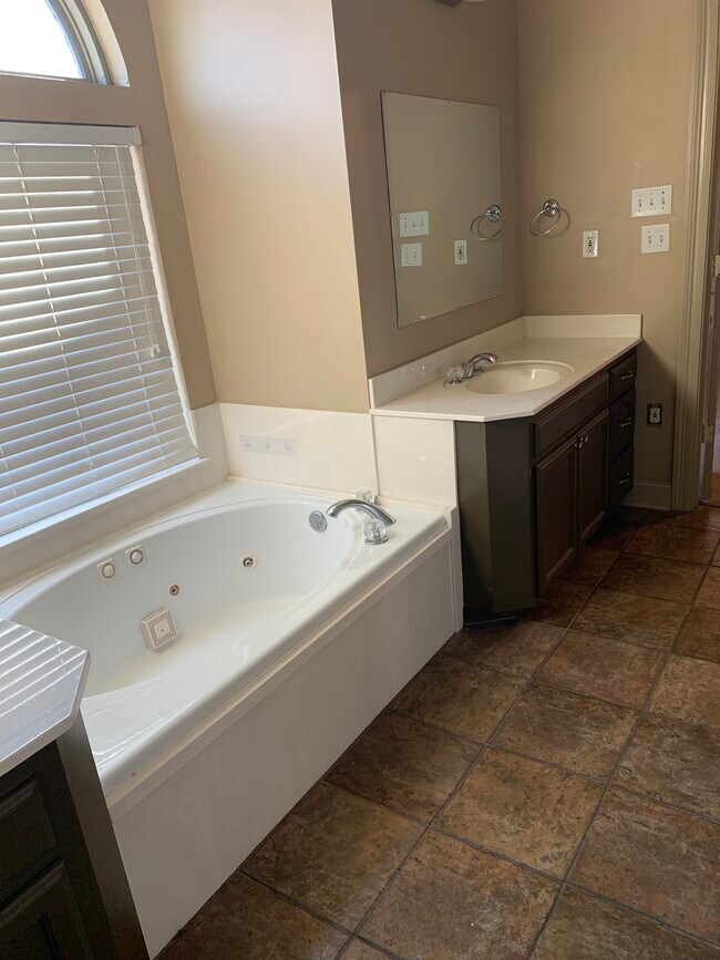 Building Photo - 4000 Water Oak Dr