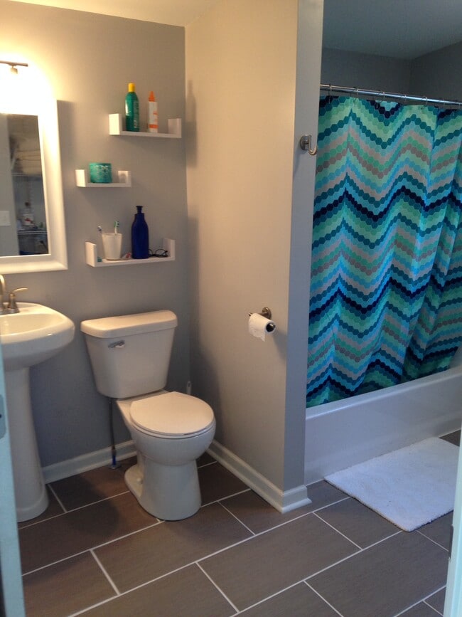 Lower Full Bath - 516 E Glover Ave