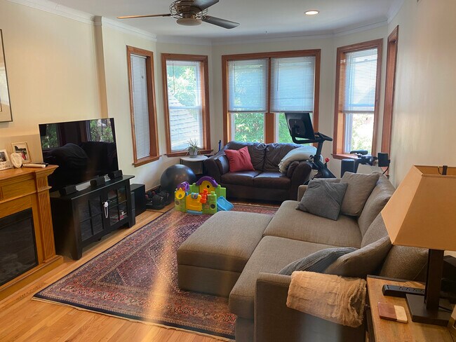 Building Photo - 2865 W Dickens Ave