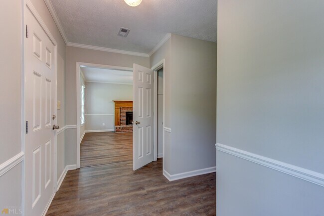 Foto del edificio - 180 Fairfield Cir