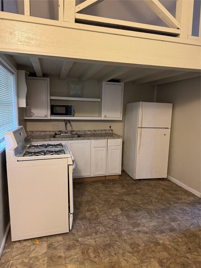 Building Photo - 900 Mohawk Dr