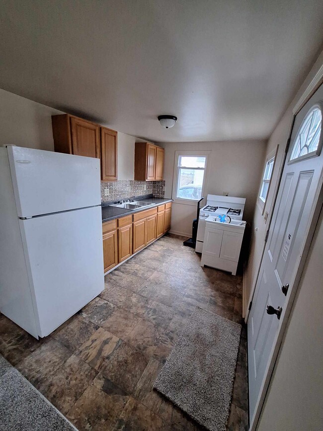 Kitchen - 558 1/2 Southwest St