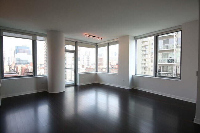 Building Photo - 559 W Huron St