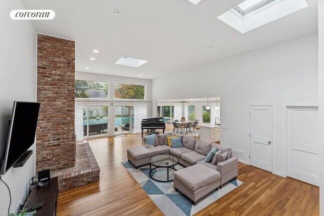 Foto del edificio - 14 Woodland Ln