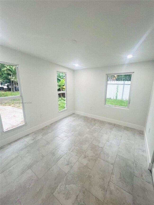 Foto del edificio - 8000 NW 11th Ave