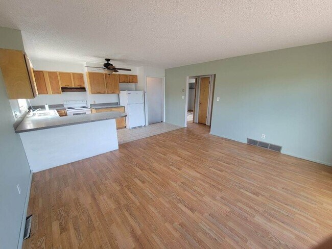 Foto del edificio - Spacious 2 bed, 1 bath apartment located o...