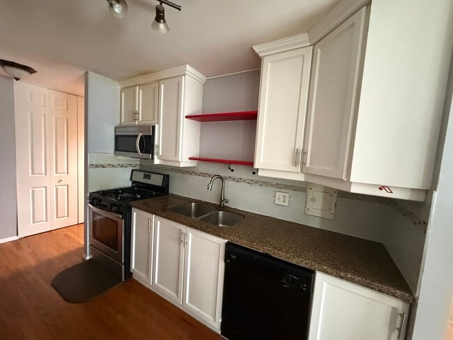 Building Photo - 2 Bedroom, 1.5 Bath, Pet Friendly Gas Heat...