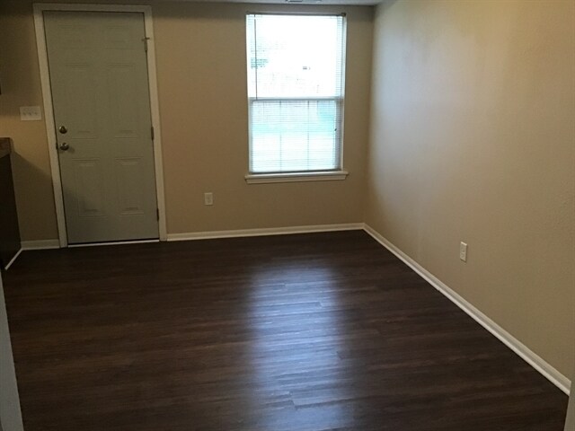 Foto del edificio - 7352 Woodside Dr