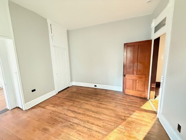 Building Photo - 1603 E Oak St