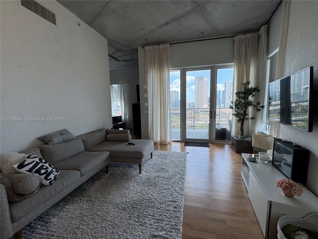 Foto del edificio - 10 SW South River Dr