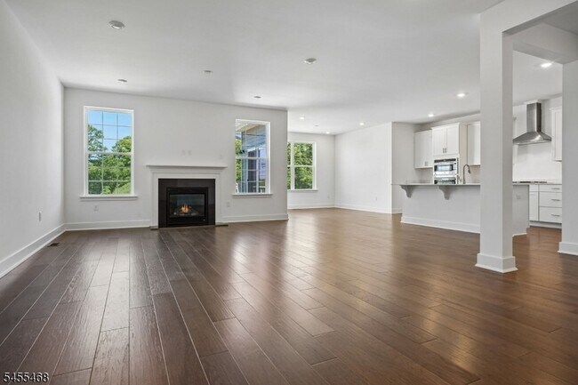 Building Photo - 52 Eastwood Ter
