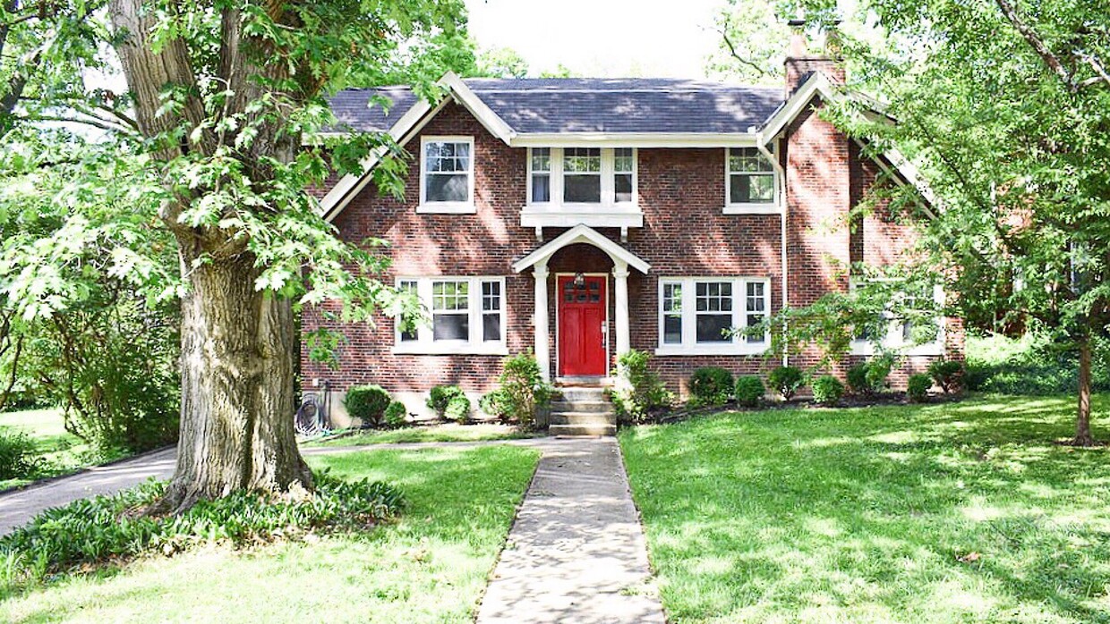 Exterior (Frente) - 3930 Red Bud Ave