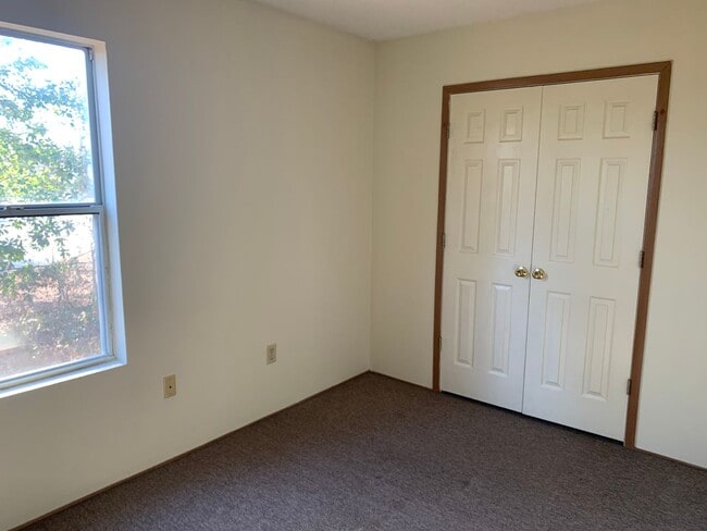 Building Photo - Alluring Homestead