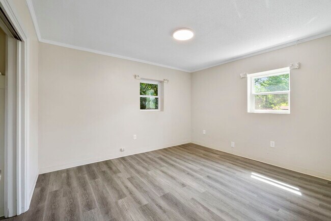 Dormitorio - 609 Salem St