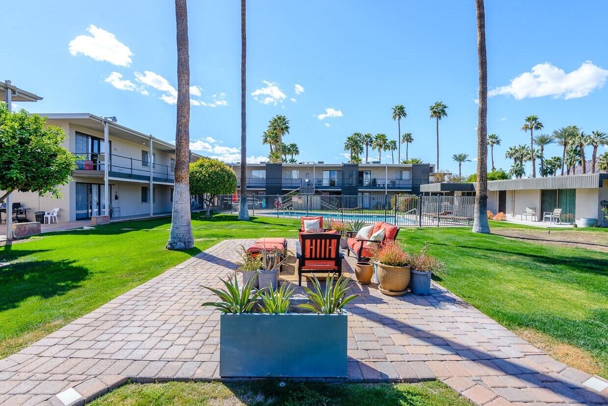 Dayo Courtyard - 6815 E 2nd St
