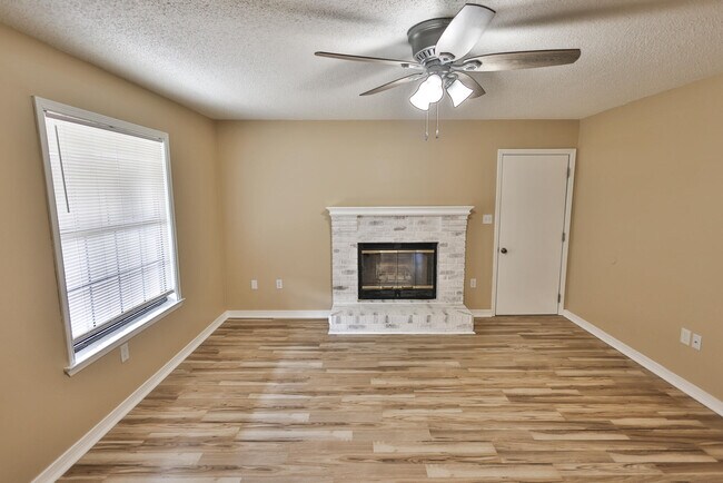 Foto del edificio - 213 Walker Cir W